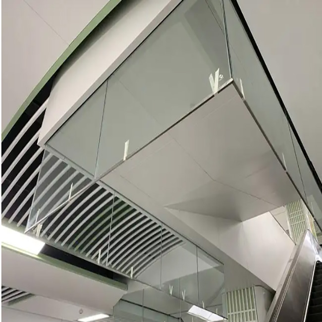 敞開式樓梯間要設(shè)置擋煙垂壁(圖1) 樓梯玻璃擋煙垂壁.jpg